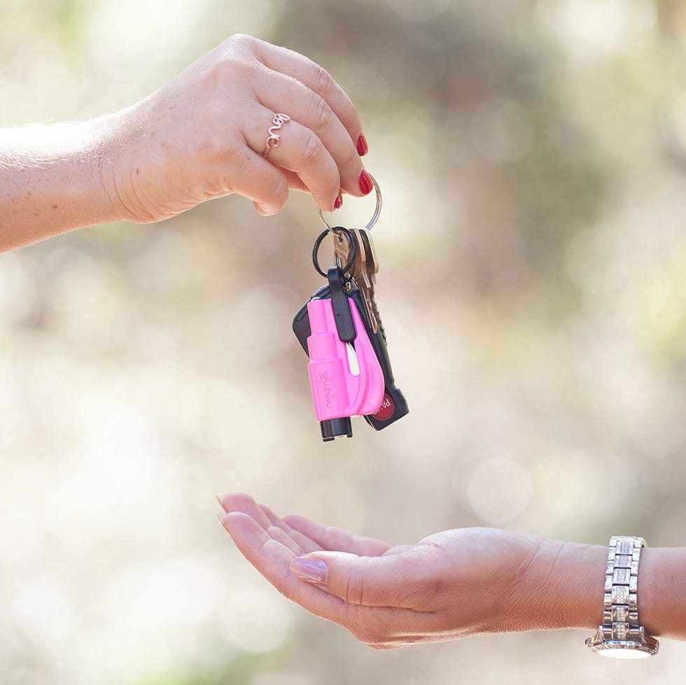 Chaveiro Resqme, uma ferramenta de escape de emergência para carro, na cor amarela de segurança.