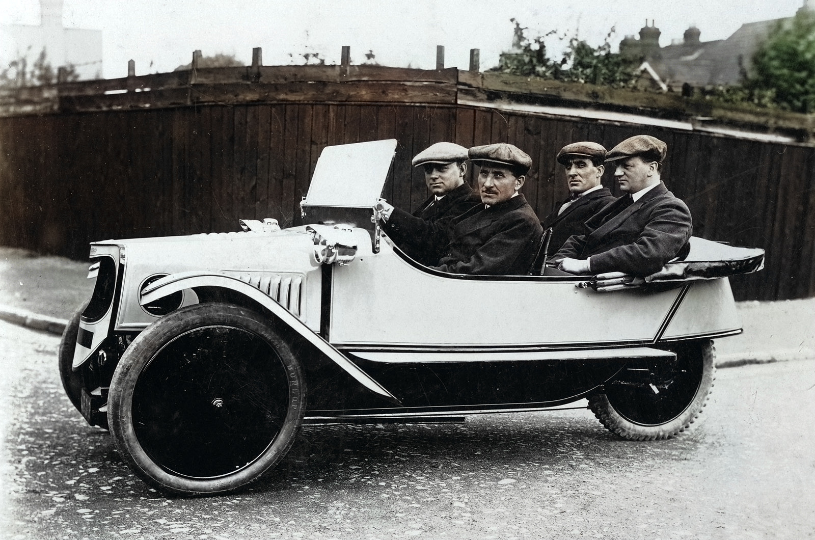 Morgan Supersports de três rodas em estrada histórica
