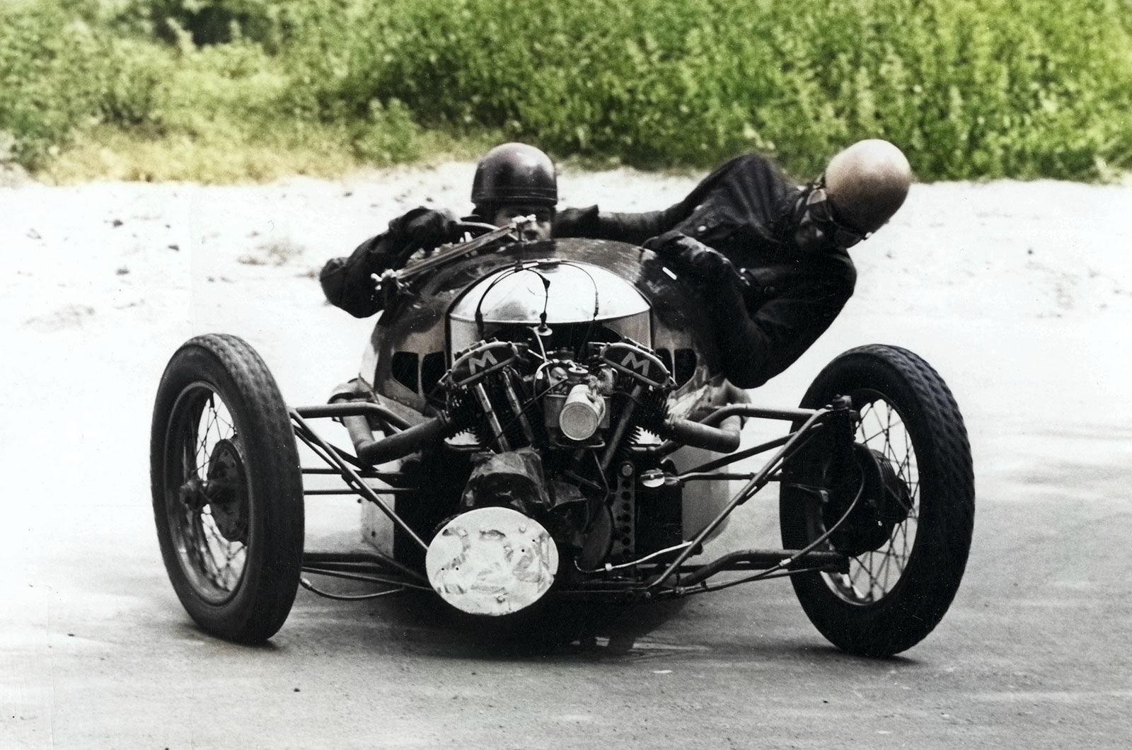 Morgan Supersports vermelho em pista, com piloto e passageiro