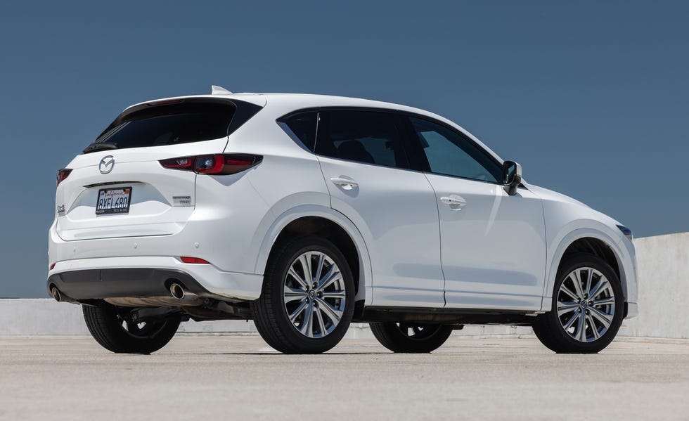 Interior do Mazda CX-5 2022 com console central