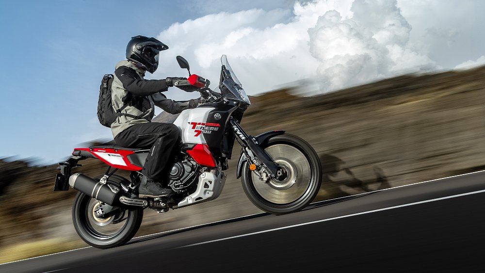 Yamaha Ténéré 700 World Raid em estrada de terra