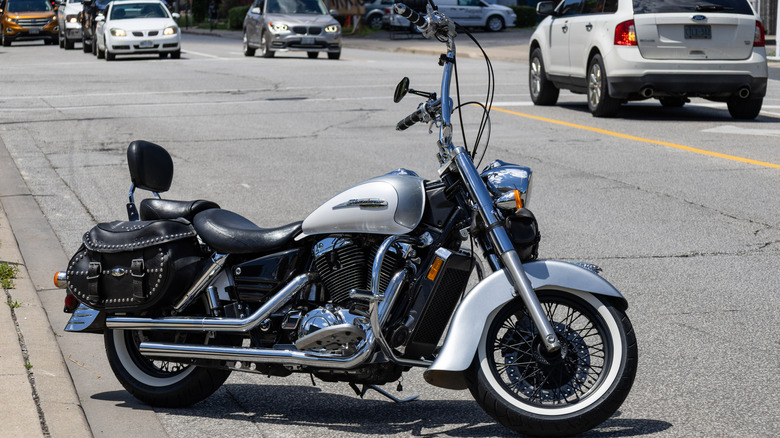 Honda Shadow Phantom 2025 com design clássico e escurecido
