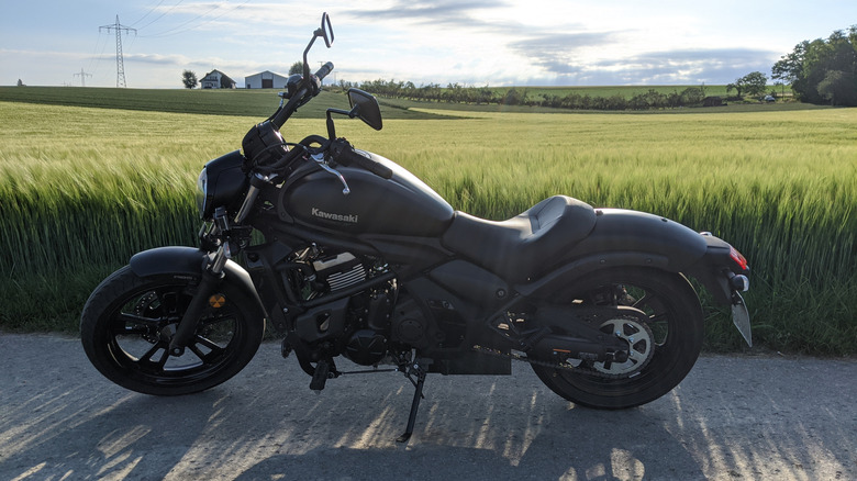Kawasaki Vulcan S em movimento, destacando seu design esportivo