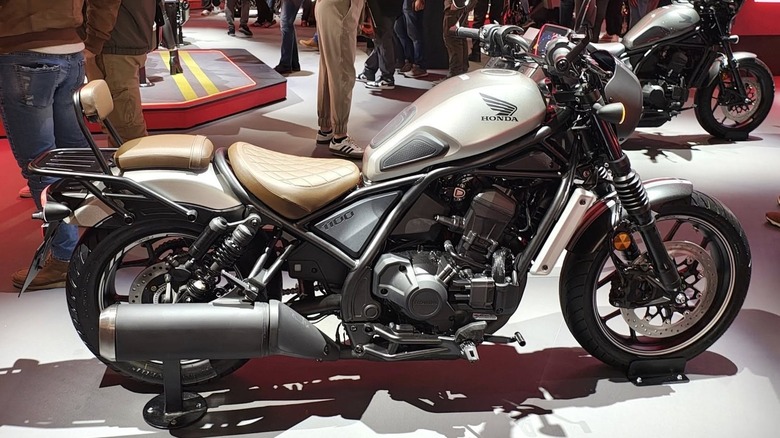 Honda Rebel 500 com seu design bobber e assento baixo