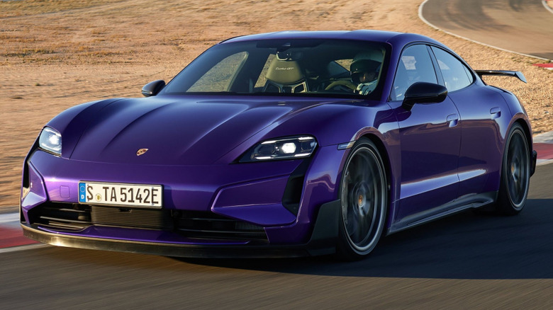 Comparativo visual entre um carro da Tesla e um da Zeekr, destacando a competição na tecnologia de carregamento.