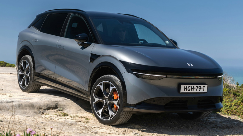 Imagem de um carro elétrico chinês, simbolizando a liderança do país em tecnologias de carregamento rápido.