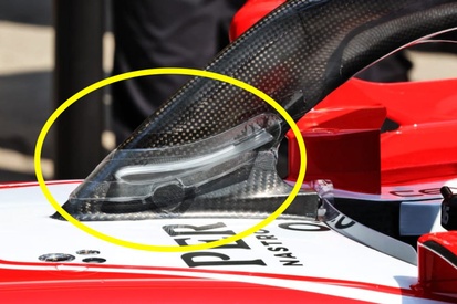 Detalhe do carro Ferrari na pista