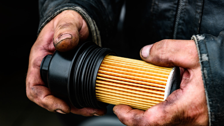 Filtro de óleo de carro em destaque, componente essencial para a filtragem do óleo do motor.
