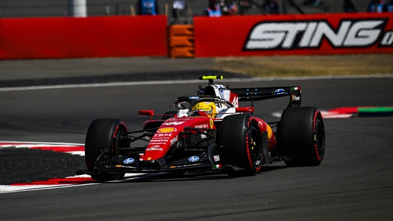 Ferrari SF-26 com a asa 'flippy wing' em ação na pista