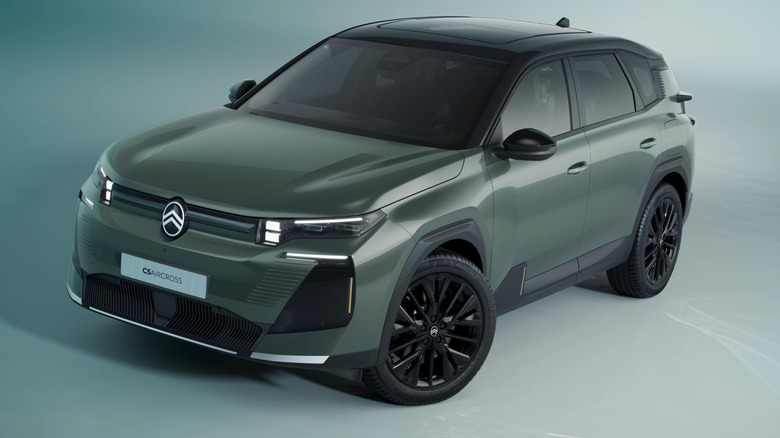 Renderizações de possíveis novos crossovers e carros urbanos Chrysler baseados em modelos Stellantis