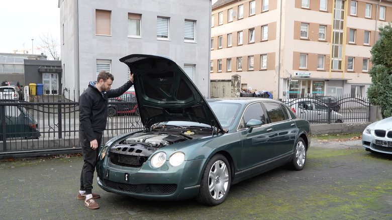 Bentley Flying Spur em processo de restauração