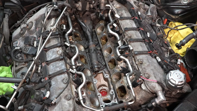Detalhe do motor W12 em funcionamento