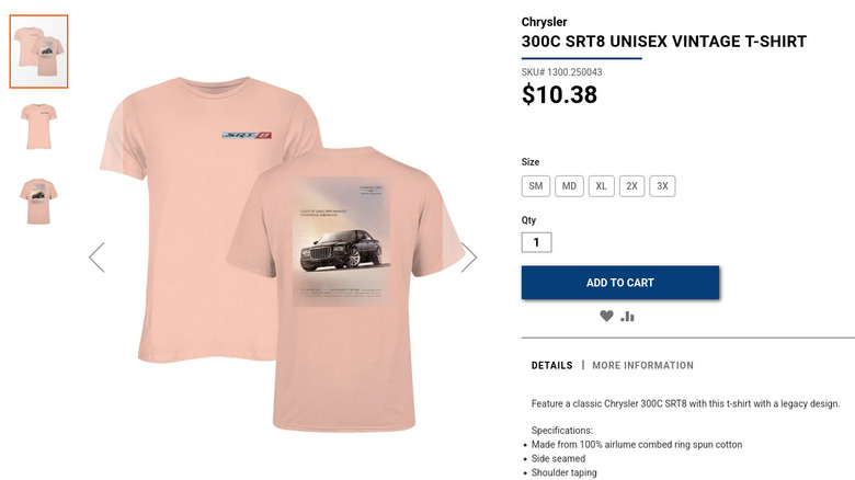 Diversos produtos da loja de mercadorias da Chrysler, com foco em modelos antigos