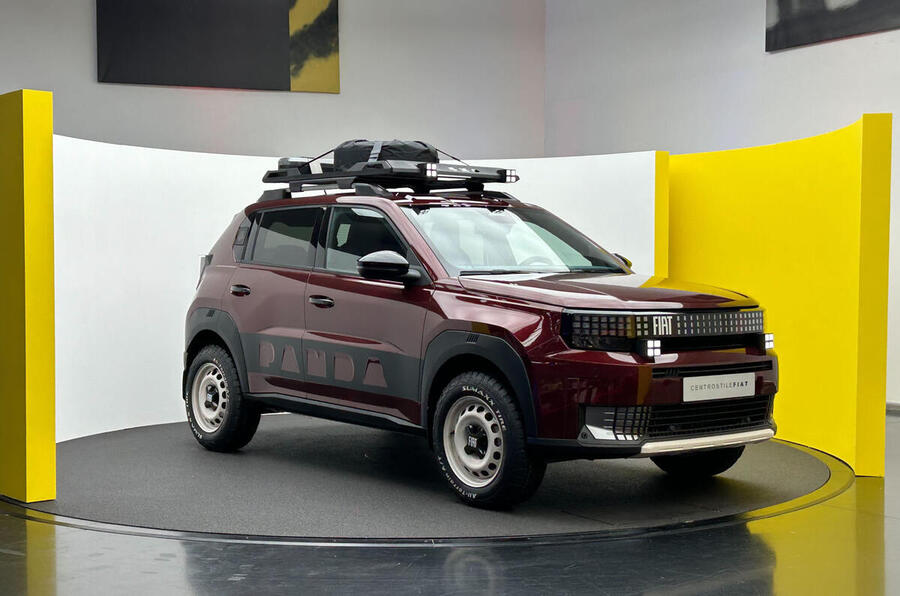 Fiat Grande Panda 4x4 conceitual em ambiente off-road com trilha de terra