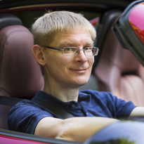 James Attwood, editor associado da Autocar, com fundo desfocado