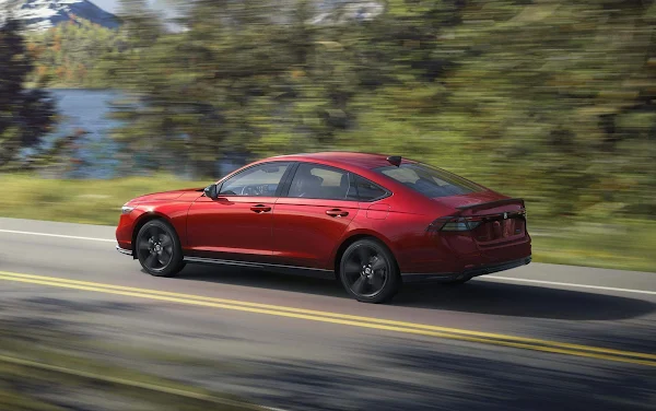 Honda Accord 2026, visão traseira do sedã prata