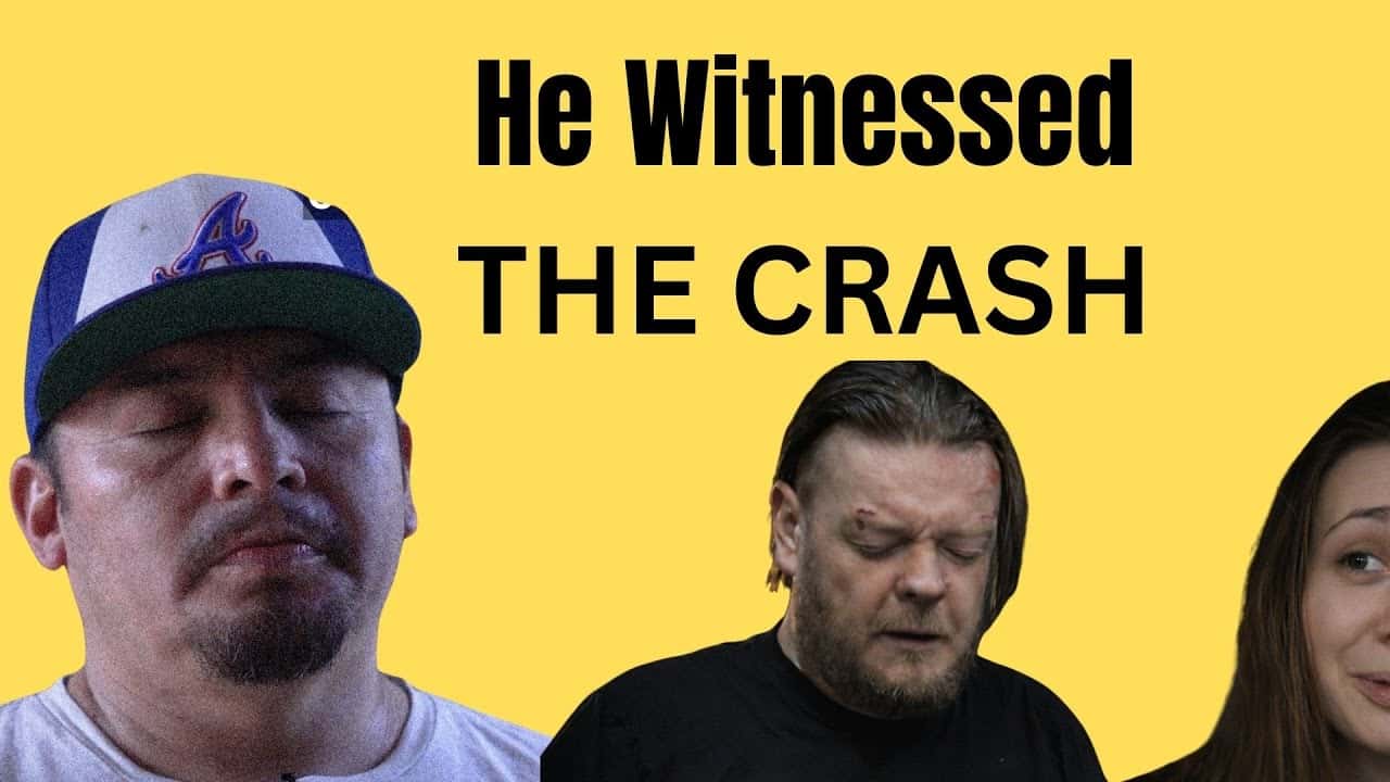 Corey Harrison ao lado de uma motocicleta danificada após o acidente