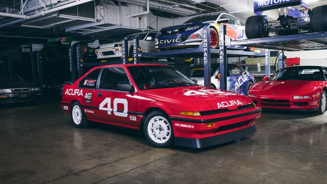 Acura Integra 40 Racer em pista, vista frontal, celebrando 40 anos