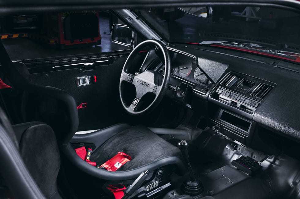 Vista traseira do Acura Integra 40 Racer em pista, com pneu Yokohama