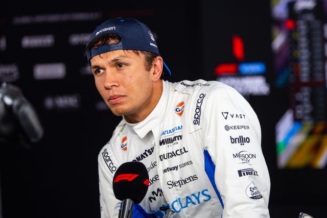 Alex Albon no cockpit da Williams FW48 durante o Grande Prêmio do Japão