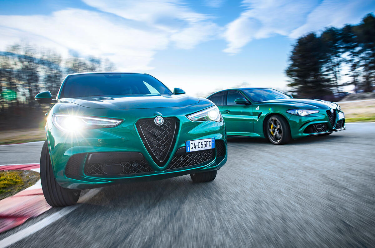 Alfa Romeo Giulia Quadrifoglio e Stelvio Quadrifoglio em uma estrada sinuosa.