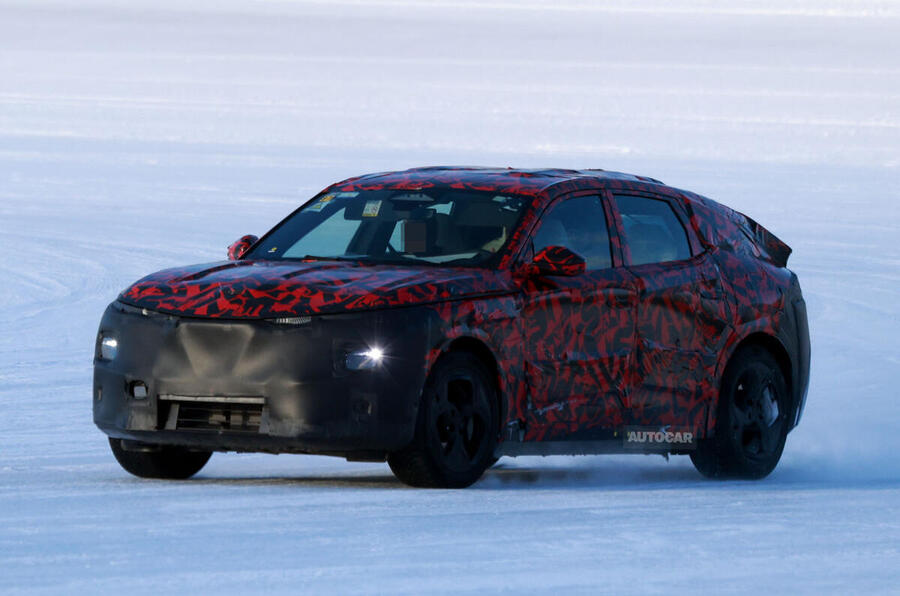 Protótipo do Alfa Romeo Stelvio 2025 camuflado em teste