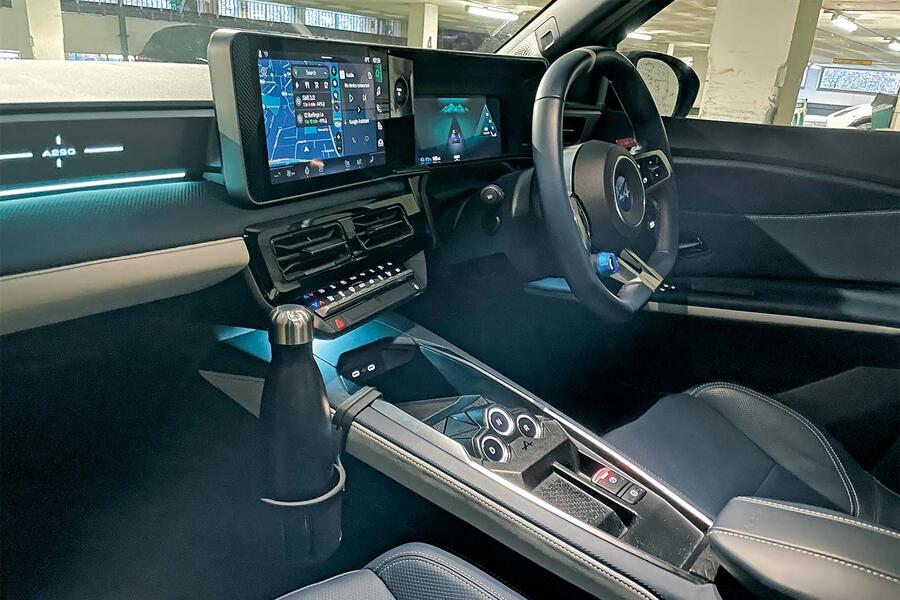 Porta-copos impresso em 3D acoplado ao console do Alpine A290
