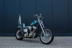 Harley-Davidson Softail 'Caddy' customizada em azul Cadillac