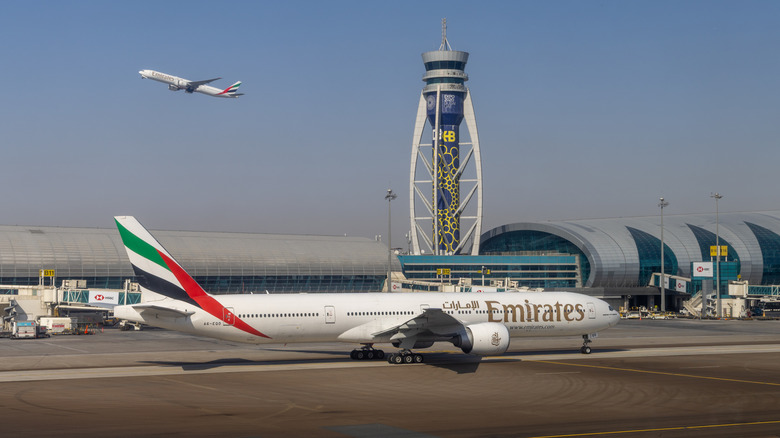 Imagem aérea do Aeroporto Internacional de Dubai (DXB) com aviões estacionados
