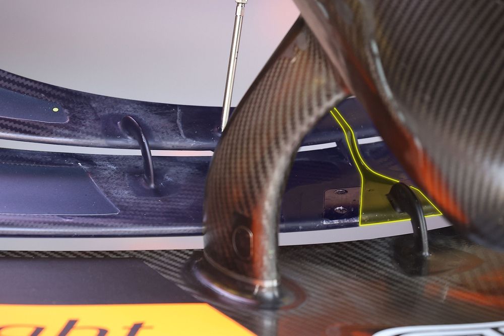 Asa dianteira do McLaren MCL40 em detalhe, mostrando a área do bico e os elementos móveis.