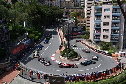Carros de Fórmula 1 em alta velocidade na pista, com Lewis Hamilton, Max Verstappen e outros.
