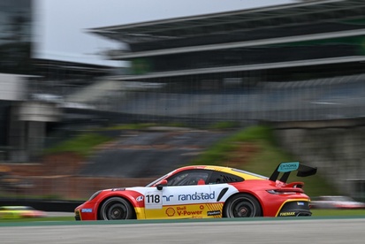 Carro de corrida na pista de Interlagos