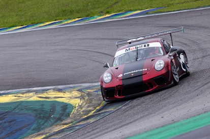 Caio Castro no cockpit de carro de corrida