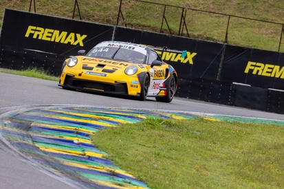 Marçal Muller celebrando a vitória em seu carro da Porsche Cup