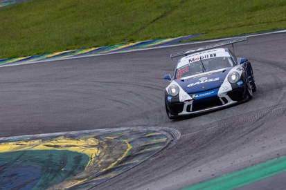 Gerson Campos comemorando a vitória na Porsche Cup