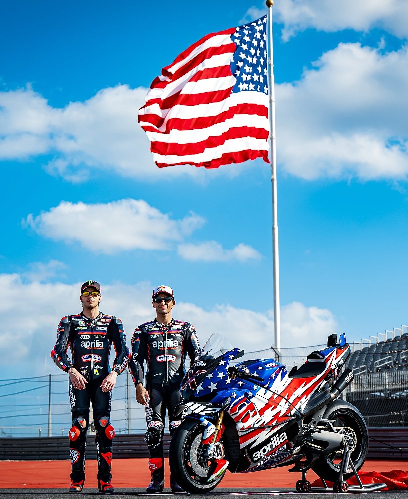 Massimo Rivola, Marco Bezzecchi e Jorge Martín ao lado da Aprilia X 250th, com a moto em destaque.