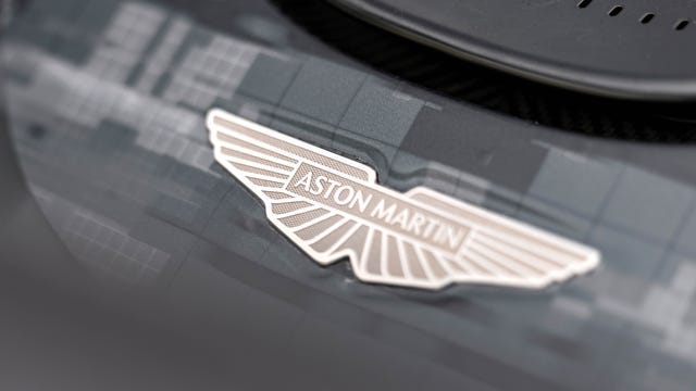 Protótipo do Aston Martin Valhalla, um supercarro híbrido, em pista