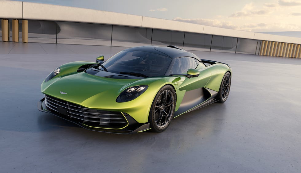 Detalhe frontal do Aston Martin Valhalla, mostrando o design agressivo