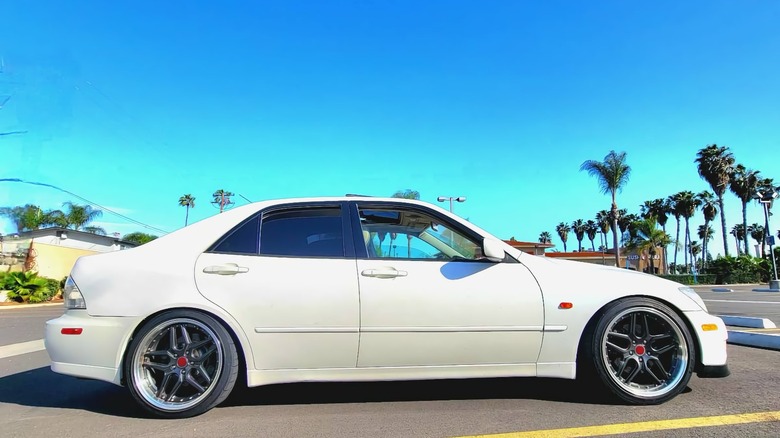 Lexus IS 300 customizado com rodas esportivas e suspensão rebaixada