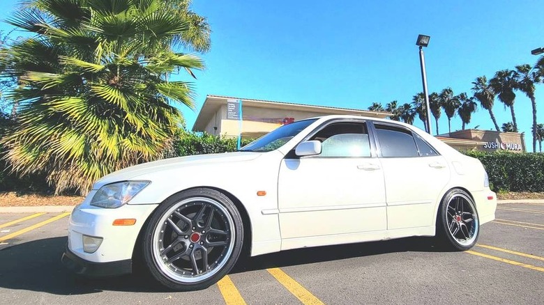 Lexus IS 300 customizado, vista lateral, mostrando a altura da suspensão
