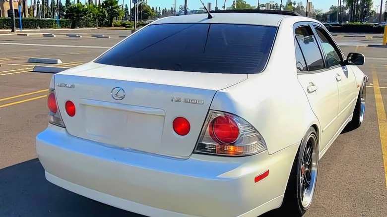 Vista traseira do Lexus IS 300 customizado, com escapamento esportivo
