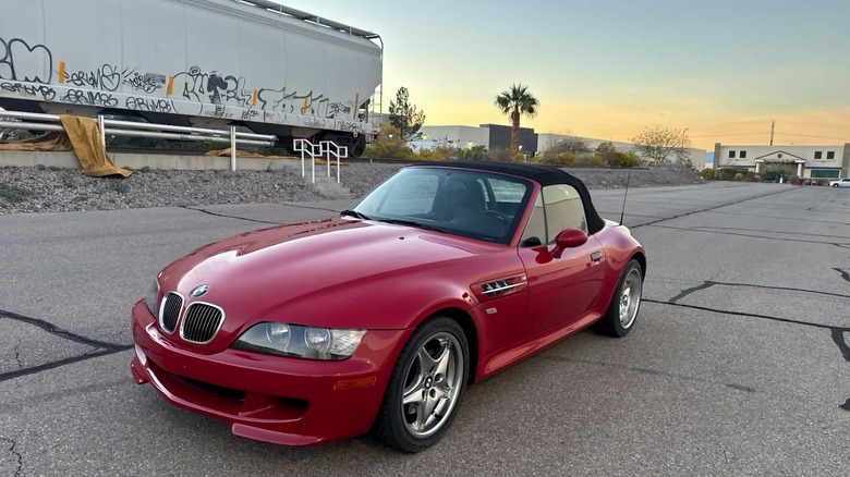 BMW M Roadster 2001 vermelho em destaque