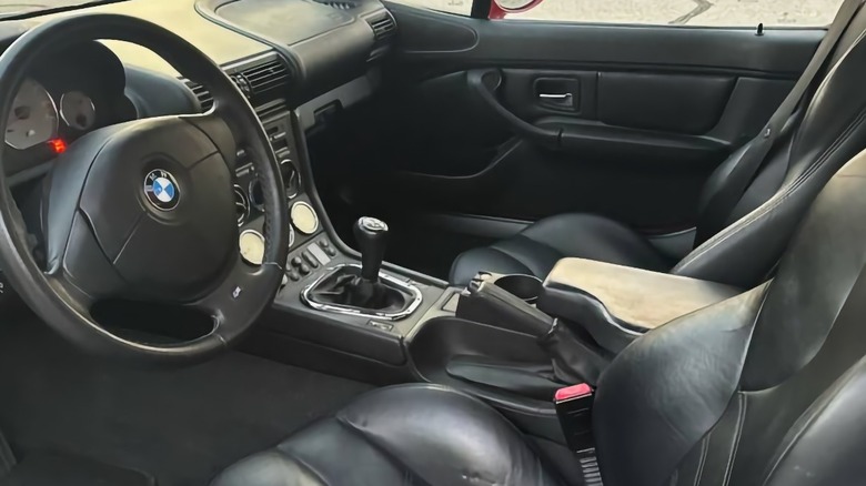 Detalhe do interior do BMW M Roadster 2001 com foco no console