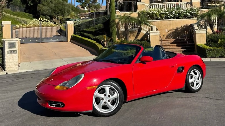 Porsche Boxster 1997 na cor vermelha Arena Red