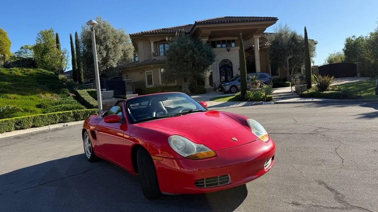 Detalhe da cor vermelha do Porsche Boxster 1997