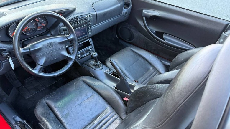 Interior do Porsche Boxster 1997 com detalhes