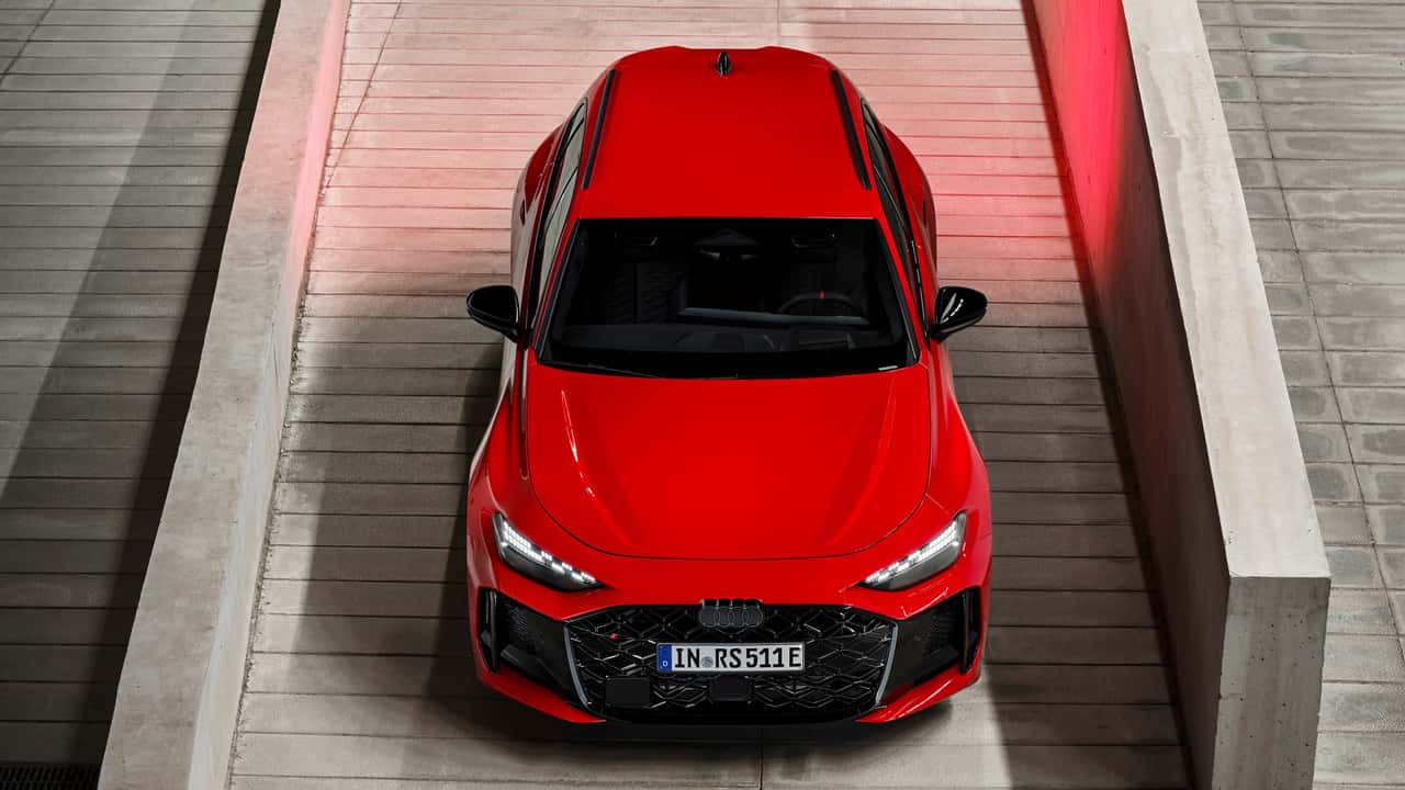 Audi RS5 Avant 2026 estacionado em ambiente externo.