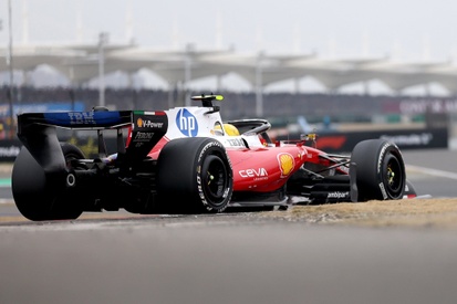 Lewis Hamilton em traje da Ferrari