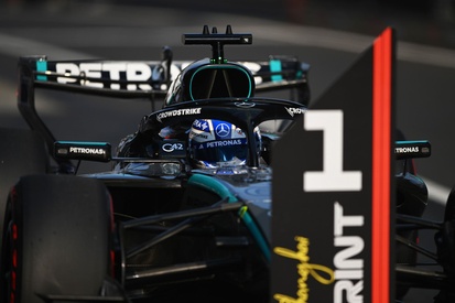 George Russell, piloto da Mercedes, acelerando na pista