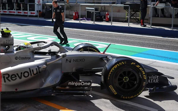 Gabriel Bortoleto no paddock com o Audi R26 Fórmula 1
